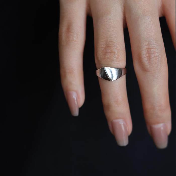 Offene Ringe im einfachen Stil mit geometrischer Verkupferung