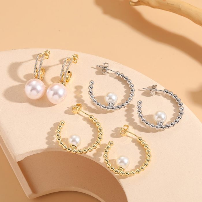 1 paire de boucles d'oreilles élégantes rétro en forme de C, incrustation d'imitation de perle en cuivre et Zircon plaqué or 14 carats