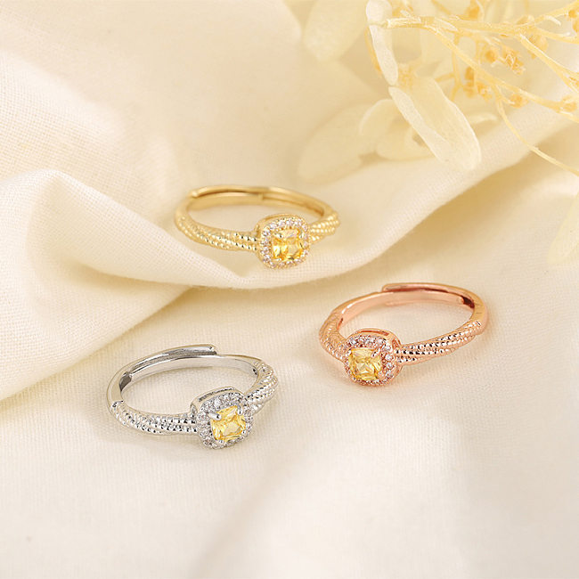 As pedras preciosas artificiais do embutimento quadrado de cobre do estilo moderno abrem anéis