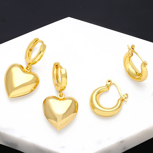 Estilo simple Forma de U Forma de corazón Cobre Pendientes colgantes chapados en oro 1 par