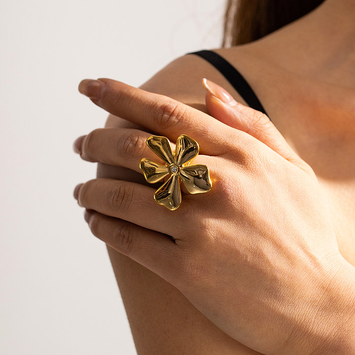 Anillos plateados oro 18K de los diamantes artificiales del embutido del chapado de acero inoxidable de la flor del estilo de IG