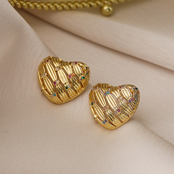 1 par de pinos de orelha banhados a ouro 18K, estilo simples, forma de coração, chapeamento, incrustação, zircão de cobre