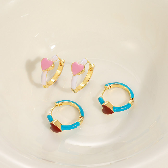 1 par de clips para las orejas chapados en esmalte de cobre con forma de corazón a la moda