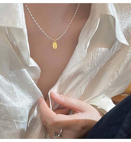 Collier pendentif rond en perles de cuivre de style simple