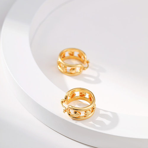 1 Paar elegante, runde, herzförmige, hohle Kupfer-Ohrringe mit 18-Karat-Vergoldung