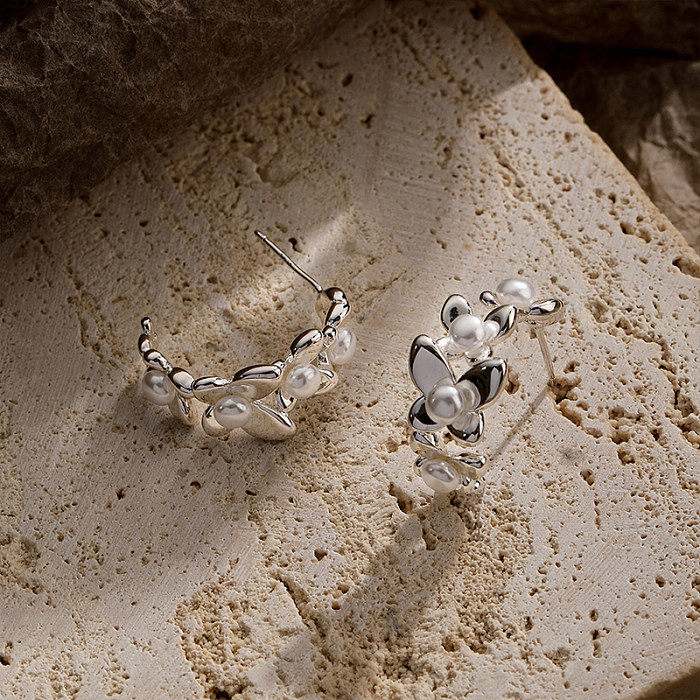 1 par de pendientes chapados en plata y perlas de cobre con incrustaciones de mariposas de estilo Simple