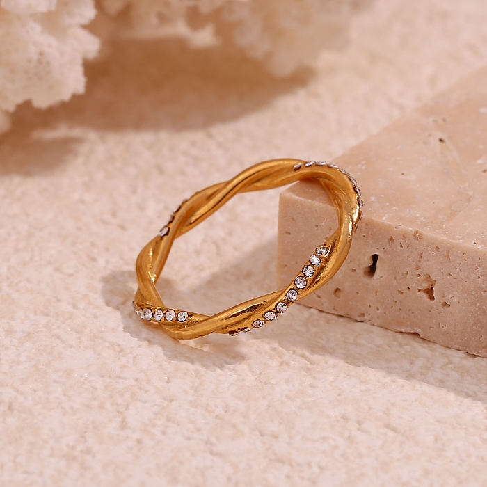 Anillos chapados en oro de 18K con diamantes de imitación con incrustaciones de revestimiento de acero inoxidable de color sólido de estilo simple