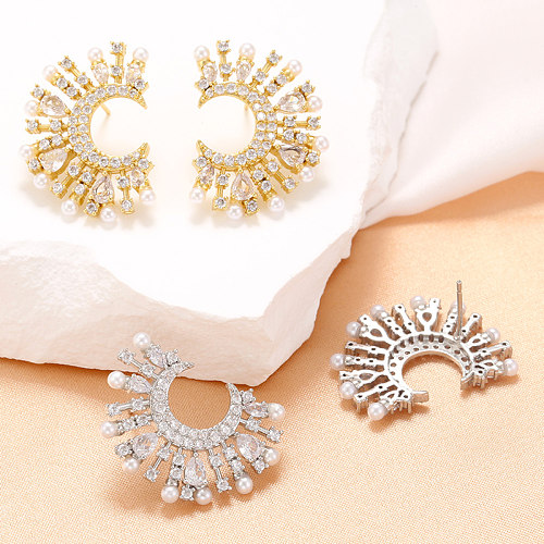 1 paire de clous d'oreilles élégants en forme de C Glam en forme de lune avec incrustation de perles en zircon plaqué or 18 carats