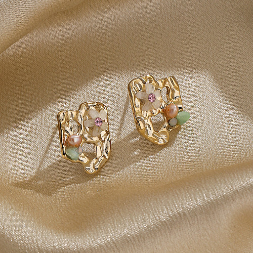 1 paire de clous d'oreilles plaqués or 14 carats, placage de fleurs irrégulières de Style IG, incrustation ajourée en cuivre, perle d'eau douce