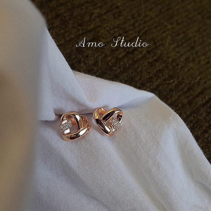 1 par de clipes de orelha banhados a ouro, estilo simples, formato de coração, revestimento de cobre, zircônia