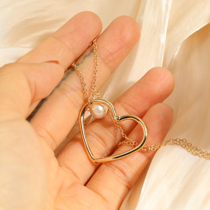 Einfache goldene Perlenkette mit herzförmigem Anhänger aus Kupfer