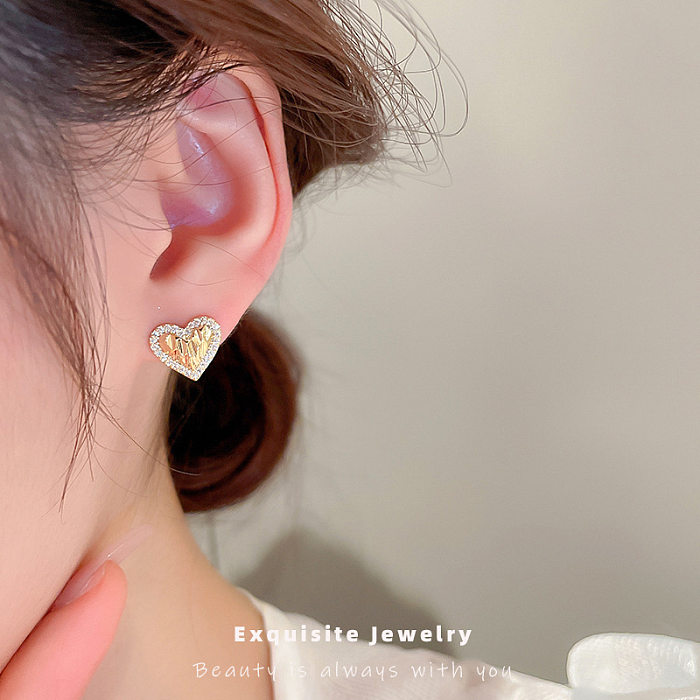 1 par de brincos de orelha de zircônia com incrustações de cobre em forma de coração