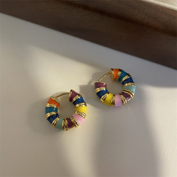 1 paire de boucles d'oreilles décontractées en forme de C, cercle multicolore en cuivre et émail plaqué, clous d'oreilles
