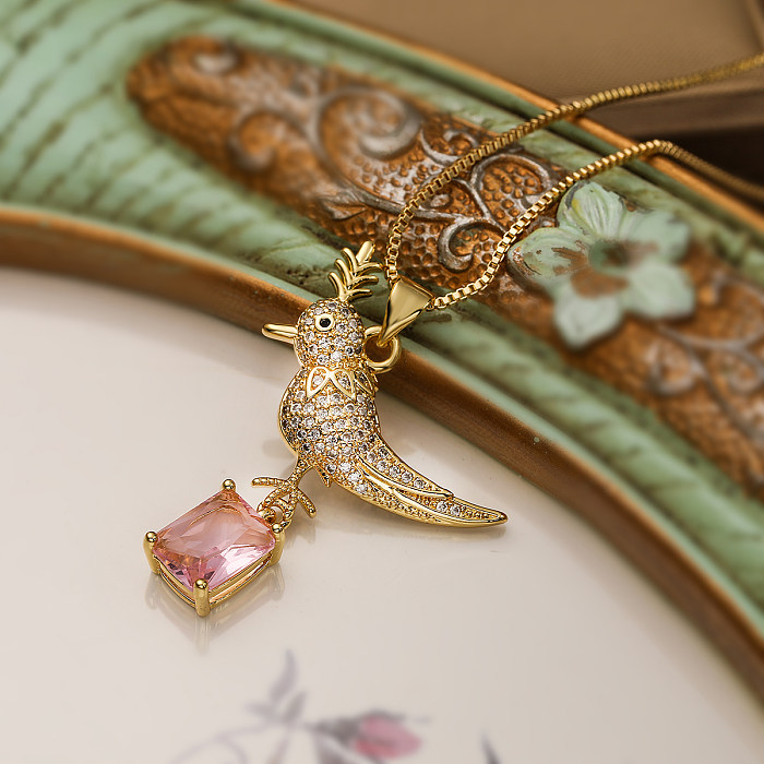 Collier pendentif plaqué or 18 carats avec incrustation de cuivre et oiseau de transport de style simple