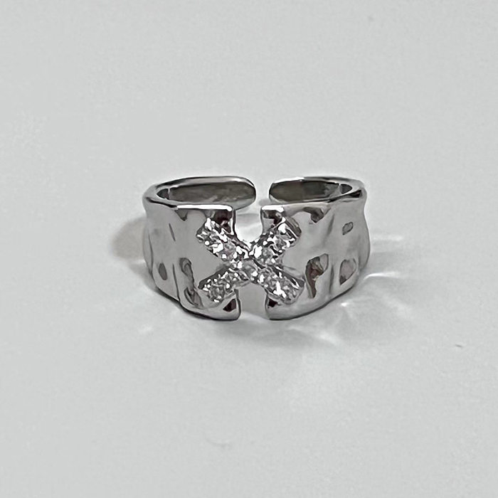 Offener Ring im coolen Stil mit Sternkupfer, unregelmäßiger plissierter Einlage und Zirkon