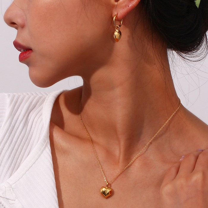 Collier de boucles d'oreilles plaqué or 18 carats en acier inoxydable en forme de cœur de style simple de style français