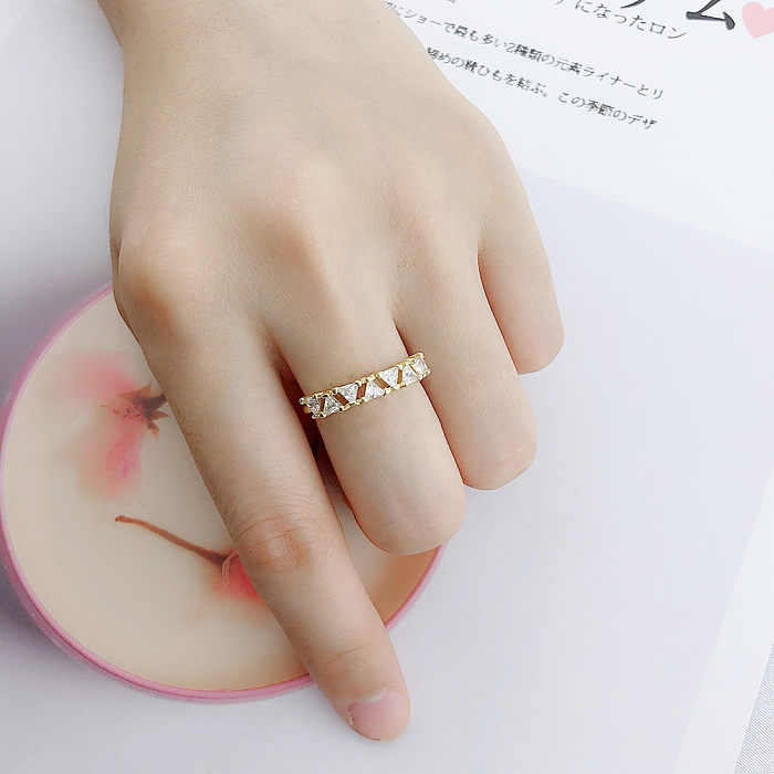 Elegantes anillos de circón con incrustaciones de cobre triangulares
