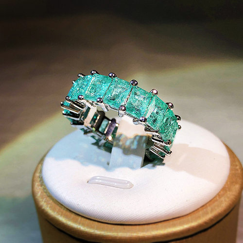 Anéis de gemas retangulares glam com incrustações de latão