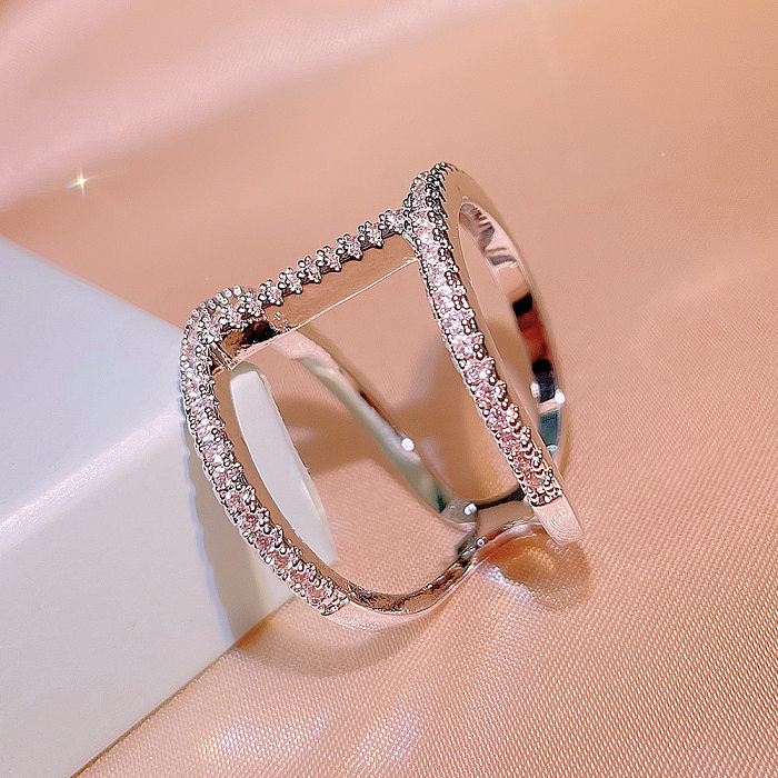 Anéis elegantes de strass com incrustações de latão geométrico