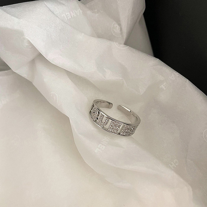 Offene Ringe im IG-Stil mit glänzender herzförmiger Verkupferung und Inlay aus Zirkon