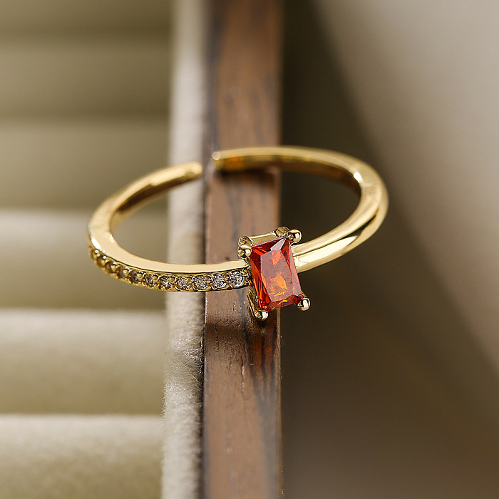 Schlichter, rechteckiger offener Ring mit Kupferbeschichtung und Zirkoneinlage, 18 Karat vergoldet