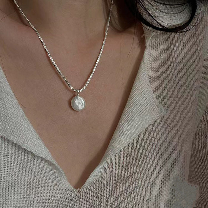 Einfache Halskette mit rundem Anhänger aus Kupfer mit Perlenbeschichtung