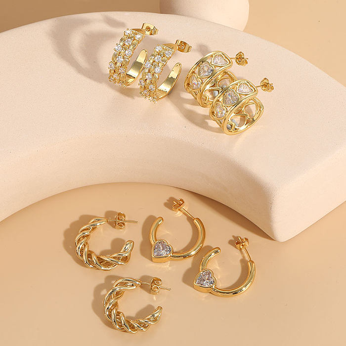 1 par elegante luxuoso estilo clássico formato de coração cobre assimétrico chapeamento incrustação zircão 14K brincos banhados a ouro