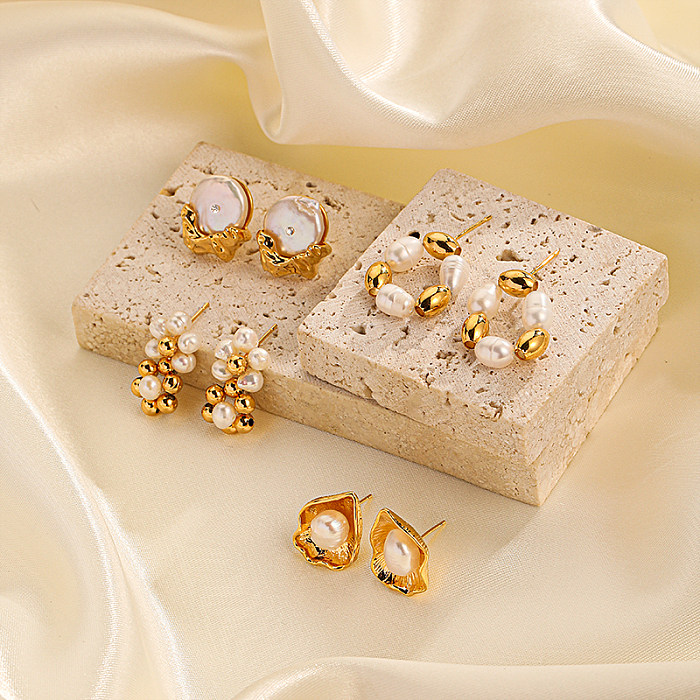 1 Paar lässig elegante runde Blumen-Perlenplattierungs-Inlay-Kupfer-Süßwasserperlen-Ohrstecker mit 18-Karat-Vergoldung