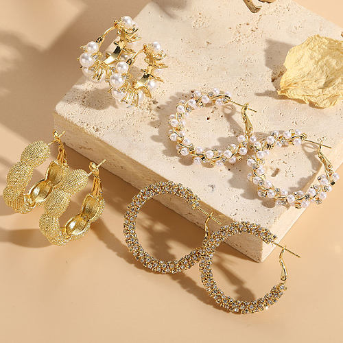 1 Paar elegante, luxuriöse, klassische Creolen mit geometrischer Verkupferung und Inlay aus künstlichen Perlen, 14 Karat vergoldet