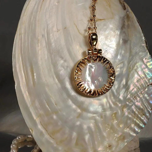 Collier pendentif rétro rond en cuivre avec incrustation de pierres précieuses artificielles plaqué or