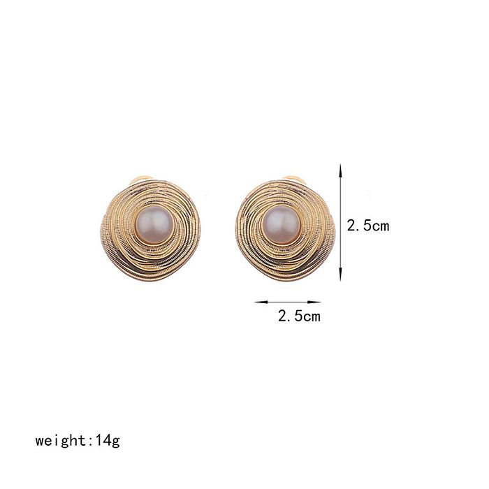 1 par de pendientes chapados en oro de 18 quilates con perlas de cobre y incrustaciones redondas de estilo sencillo