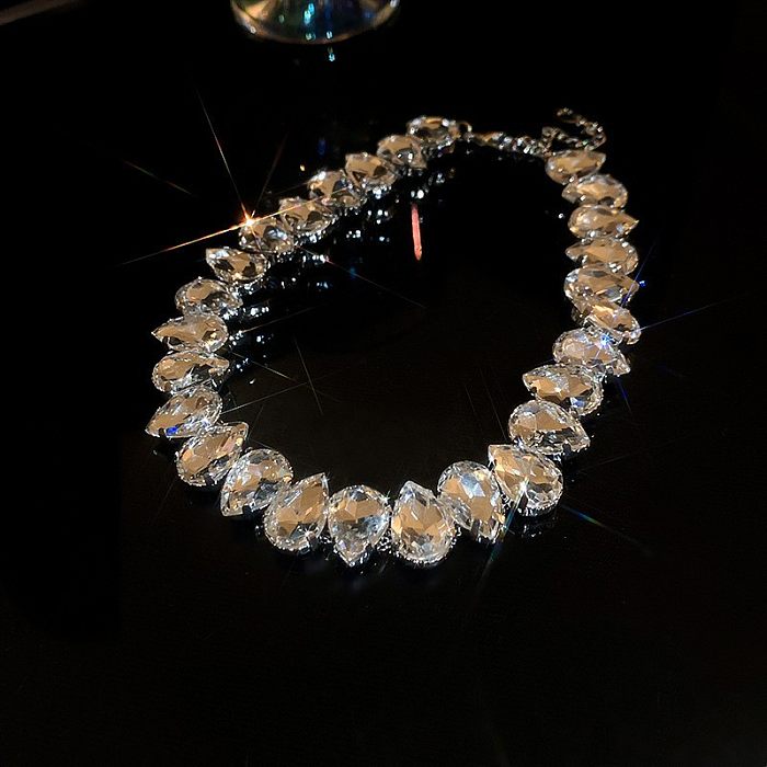 Collier plaqué or 14 carats avec incrustation de cristal artificiel, élégant, luxueux, style classique, géométrique, placage en laiton