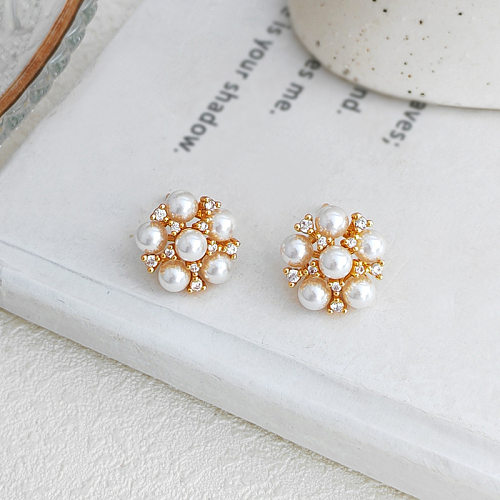 1 par de pendientes de circonita con perlas artificiales chapadas en cobre y flores a la moda