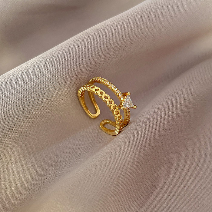 Schlichter offener Ring mit dreieckigem Messingüberzug und ausgehöhltem Zirkon-Inlay, vergoldet