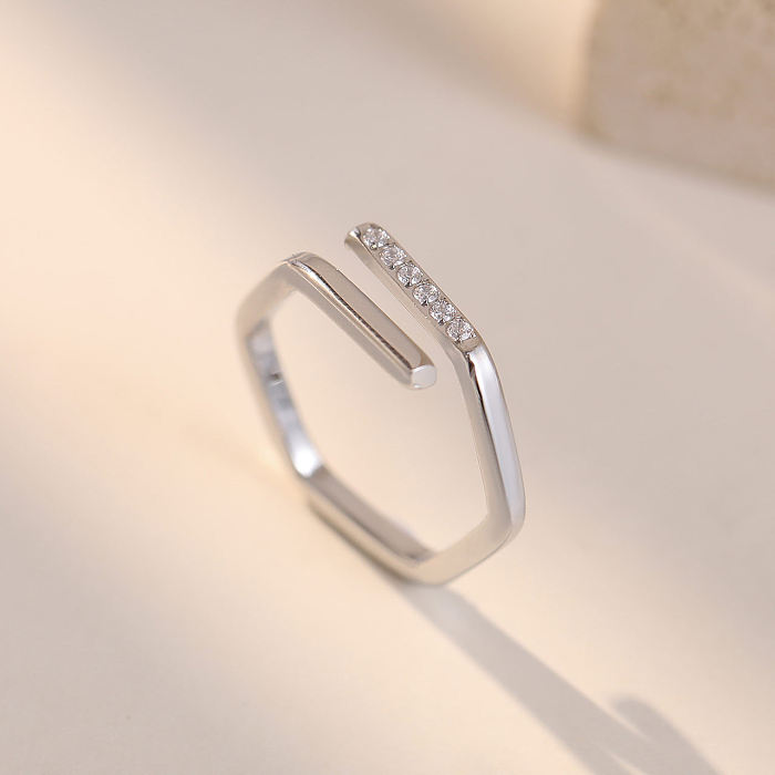 Großhandel: Einfacher offener Ring mit unregelmäßigen künstlichen Edelsteinen aus Titanstahl