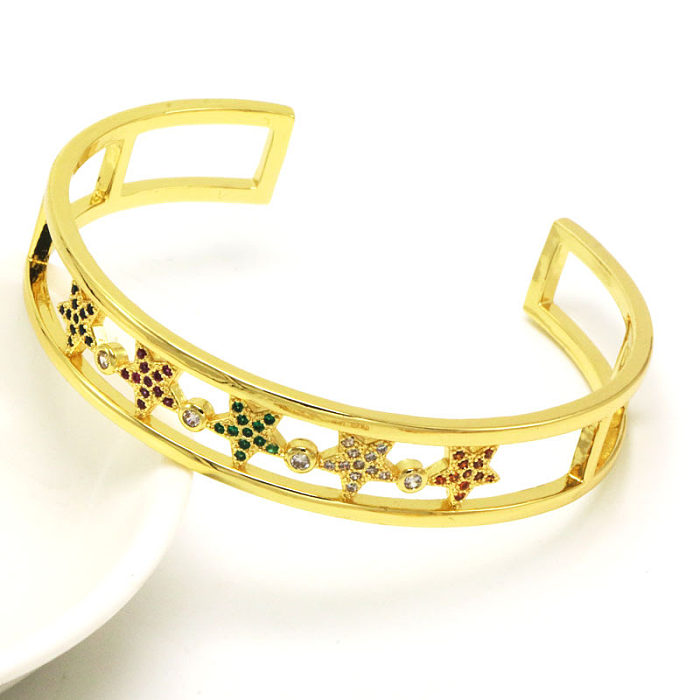 Bracelet plaqué or avec pierres précieuses artificielles ajourées en cuivre avec visage souriant de style simple