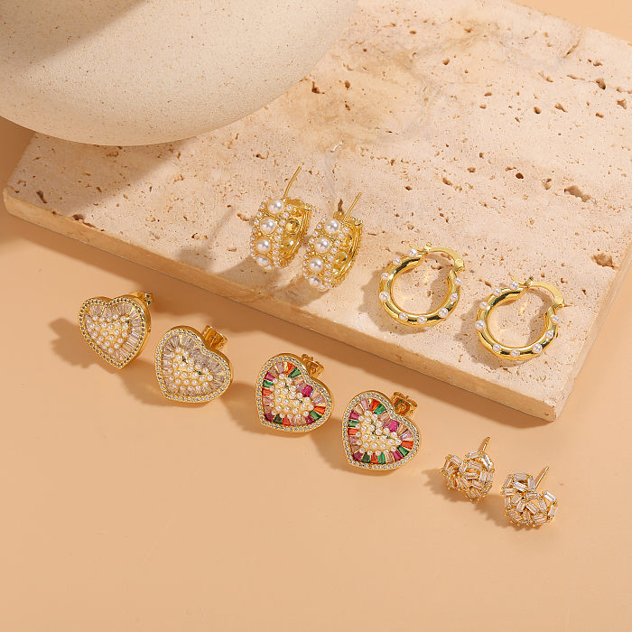 1 par de pendientes chapados en oro de 14 quilates con incrustaciones asimétricas en forma de corazón de estilo clásico con circonita perla de cobre