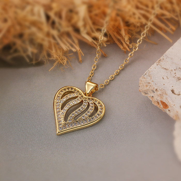 Collar con colgante chapado en oro de 18K con incrustaciones de circonita calada con revestimiento de cobre en forma de corazón de estilo sencillo
