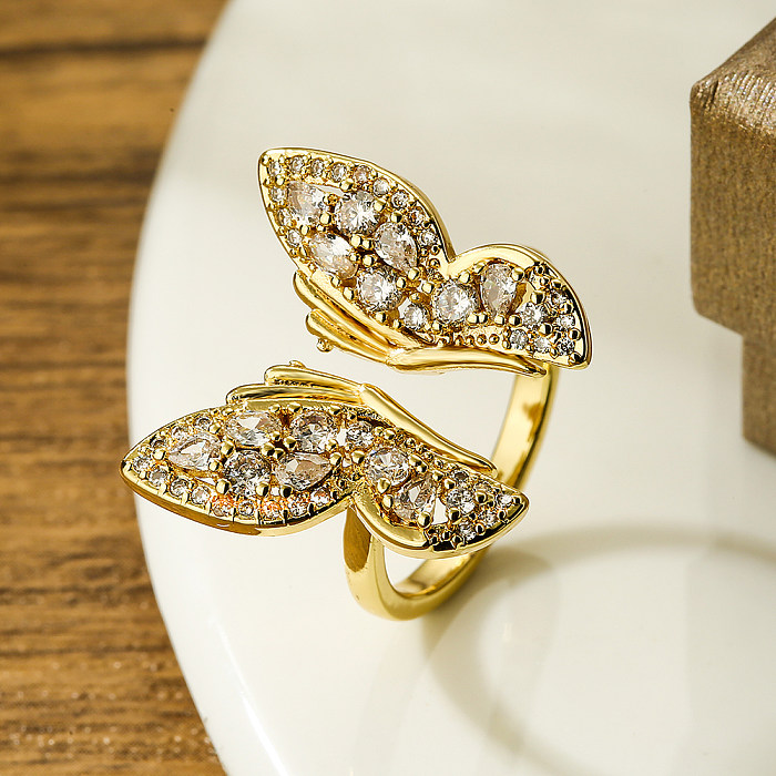 Eleganter offener Ring mit künstlerischer Schmetterlingsverkupferung und Zirkoneinlage, 18 Karat vergoldet