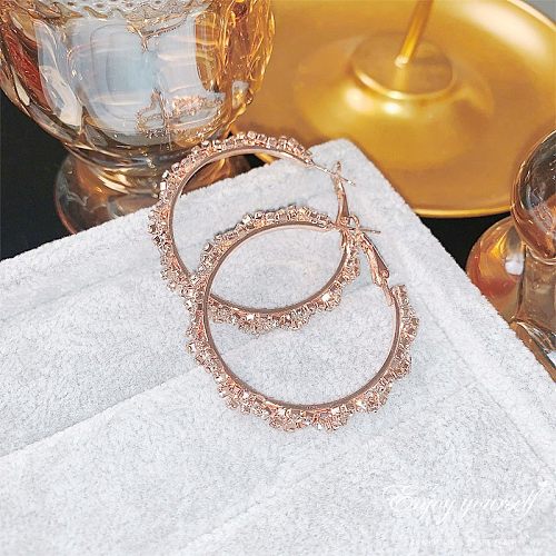 1 par de pendientes de aro chapados en oro de 14 quilates con incrustaciones de circonita de cobre y forma de corazón redondo Glam informal