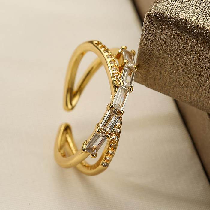As pedras preciosas artificiais do embutimento irregular de cobre geométrico do estilo clássico abrem anéis