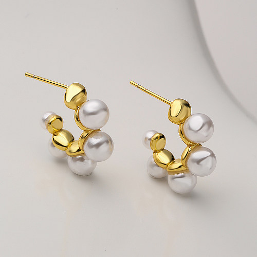 Modische Ohrstecker in C-Form, Kupfer, vergoldet, künstliche Perlen, 1 Paar