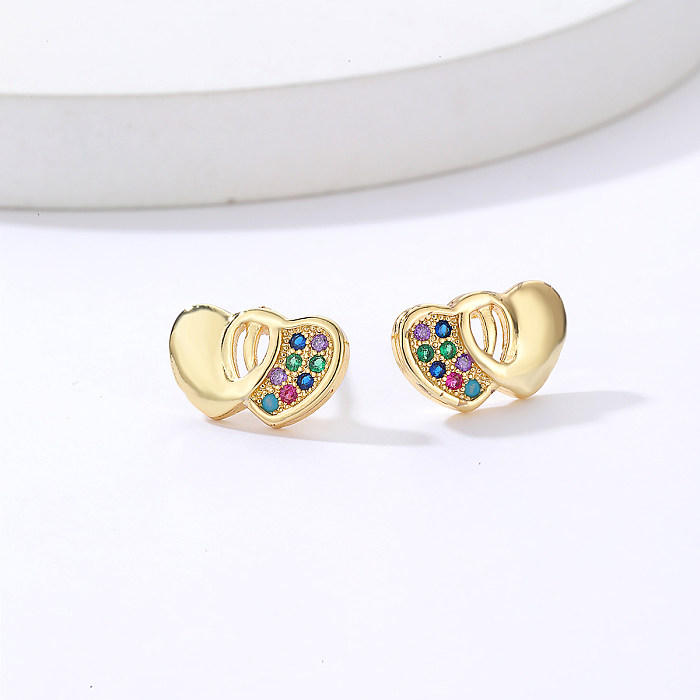 1 paire de clous d'oreilles plaqués or 18 carats, en forme de cœur, avec incrustation de papillon en cuivre et Zircon