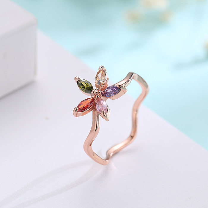 Anillo de onda chapado en oro rosa con circonita irregular de cobre y flor de estilo simple