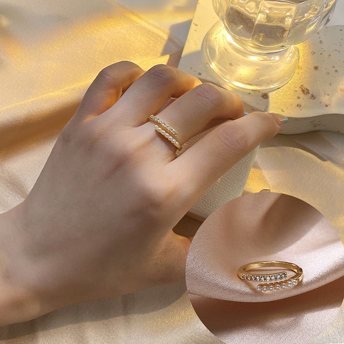 Glamouröser offener Ring aus Zirkon mit geometrischer Verkupferung