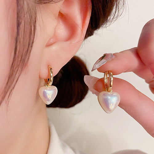 1 par de pendientes colgantes de perlas artificiales con incrustaciones de cobre en forma de corazón dulce
