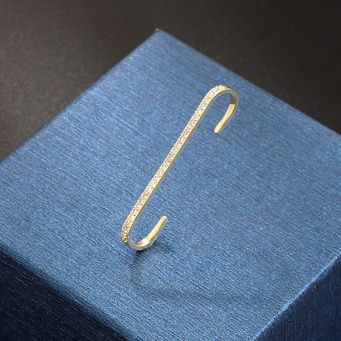 قطعة واحدة من مشابك الأذن الأساسية ذات الطراز الكلاسيكي والمطلية على شكل حرف C ومرصعة بالنحاس والزركون والمطلية بالذهب