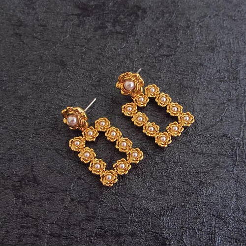 1 paire de boucles d'oreilles pendantes élégantes de Style classique, incrustation de roses en cuivre, perles artificielles plaquées or 18 carats