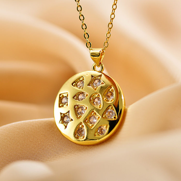 قلادة على شكل قلب مربعة الشكل بتصميم بسيط مصنوعة من التيتانيوم الصلب والنحاس ومرصعة بالزركون ومطلية بالذهب