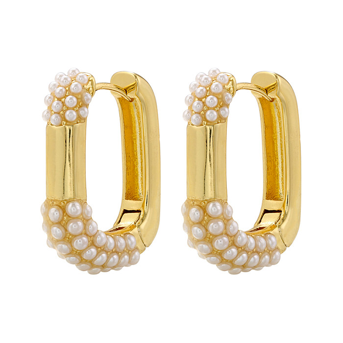1 par de elegantes pendientes chapados en oro de 18 quilates con incrustaciones de perlas artificiales de cobre